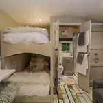 Woodmans Huts Camping *